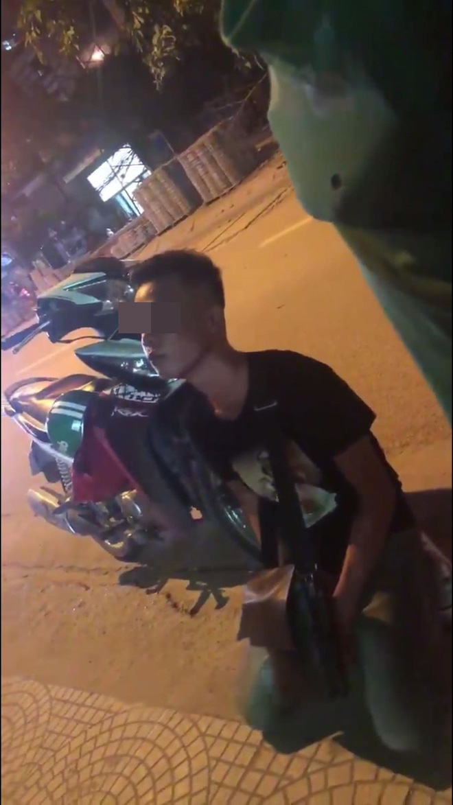 Nam sinh lần 3 quỳ trước cổng Nhạc viện, định quỵt tiền grab bike vì không có đủ 30 nghìn