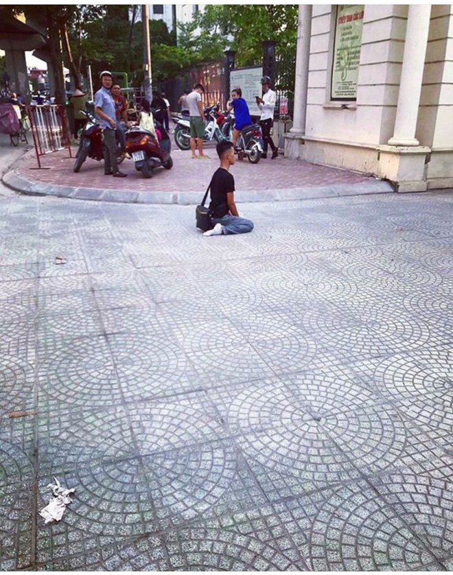 Nam sinh lần 3 quỳ trước cổng Nhạc viện, định quỵt tiền grab bike vì không có đủ 30 nghìn