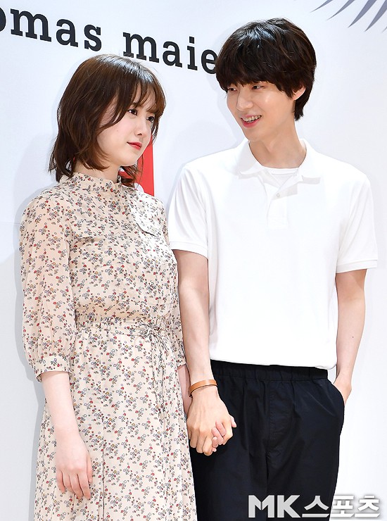 Vợ chồng Goo Hye Sun và Ahn Jae Hyun lần đầu cùng dự sự kiện: Gây sốt vì quá tình, không thể rời mắt khỏi nhau Vợ chồng Goo Hye Sun và Ahn Jae Hyun lần đầu cùng dự sự kiện: Gây sốt vì quá tình, không thể rời mắt khỏi nhau