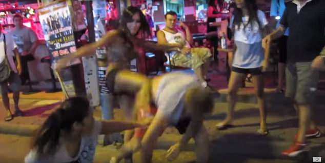 Thái Lan: Khách Tây bị nhóm phụ nữ đấm đá hội đồng ở phố đèn đỏ