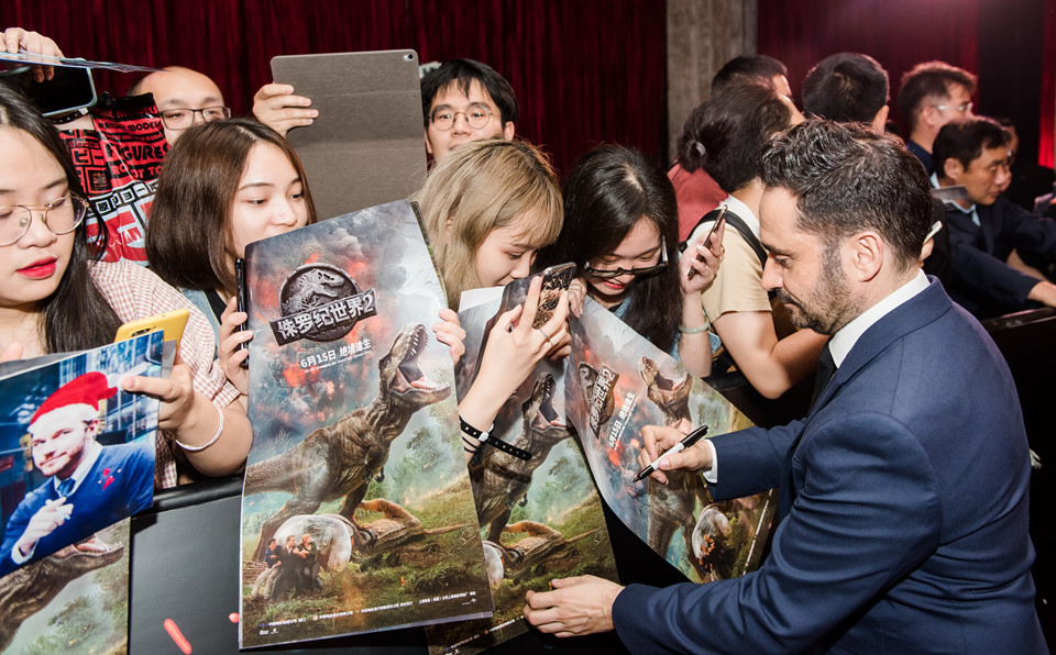 Chris Pratt kể chuyện phải ngâm mình trong nước tiểu của ekip khi quay Jurassic World Chris Pratt kể chuyện phải ngâm mình trong nước tiểu của ekip khi quay Jurassic World