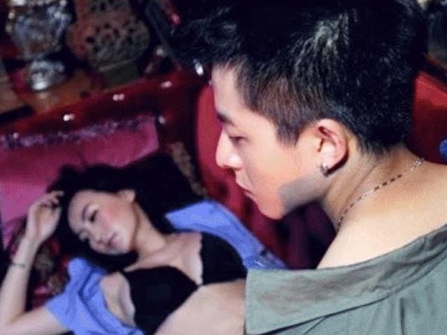 Sau 10 năm scandal ảnh nóng: Trần Quán Hy bình thản đi qua giông tố, nữ chính ê chề ôm nỗi đau mất chồng, bỏ xứ mà đi Sau 10 năm scandal ảnh nóng: Trần Quán Hy bình thản đi qua giông tố, nữ chính ê chề ôm nỗi đau mất chồng, bỏ xứ mà đi