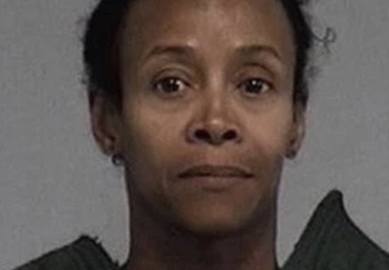 Cảm thấy khó chịu vì chồng nhờ Google hộ, người phụ nữ rút súng bắn luôn