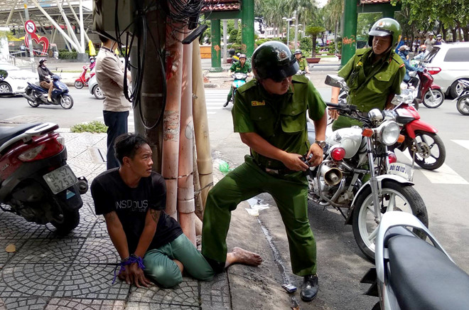 Hai tên cướp giật túi xách của nữ du khách giữa trung tâm Sài Gòn