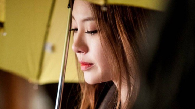 Mẹ chồng đánh con dâu chỉ vì cây chổi lau nhà, chồng chỉ đứng ngó và lặng thinh không nói câu gì