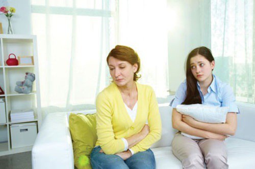 Con dâu lên mạng kể chuyện bị mẹ chồng đánh vì để chổi sai chỗ, muốn ăn cơm thì bị bắt bẻ: Tính ăn hết phần chồng mày à?