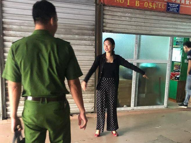 Đánh vợ cũ khâu 11 mũi, vợ mới tươi tỉnh quay lại hiện trường Đánh vợ cũ khâu 11 mũi, vợ mới tươi tỉnh quay lại hiện trường
