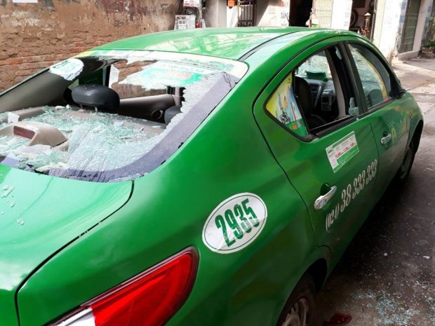 Người đàn ông tâm thần lao vào đập vỡ kính, bẻ gương taxi đang dừng đón khách