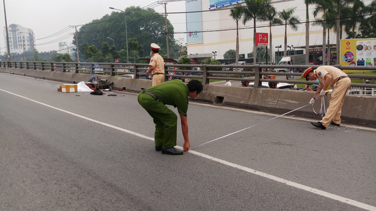 Xe ben cán chết bé 4 tuổi trên cầu vượt ở Biên Hòa