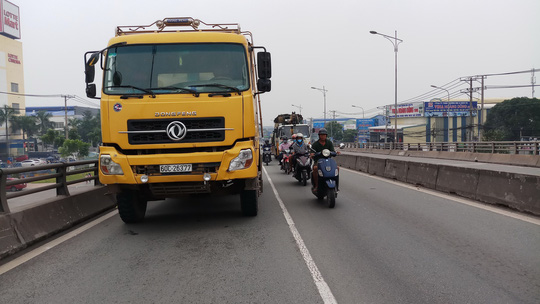 Xe ben cán chết bé 4 tuổi trên cầu vượt ở Biên Hòa