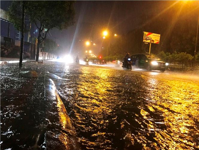 Sài Gòn ngập kinh hoàng trong cơn mưa giữa đêm