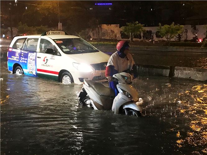 Sài Gòn ngập kinh hoàng trong cơn mưa giữa đêm