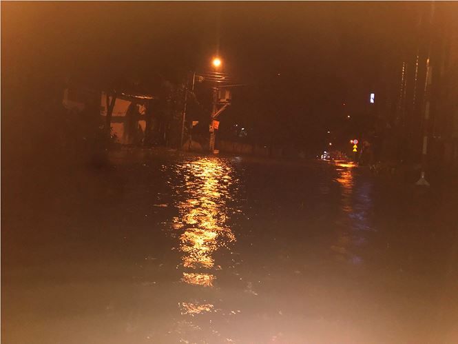 Sài Gòn ngập kinh hoàng trong cơn mưa giữa đêm