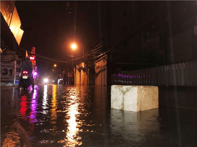 Sài Gòn ngập kinh hoàng trong cơn mưa giữa đêm