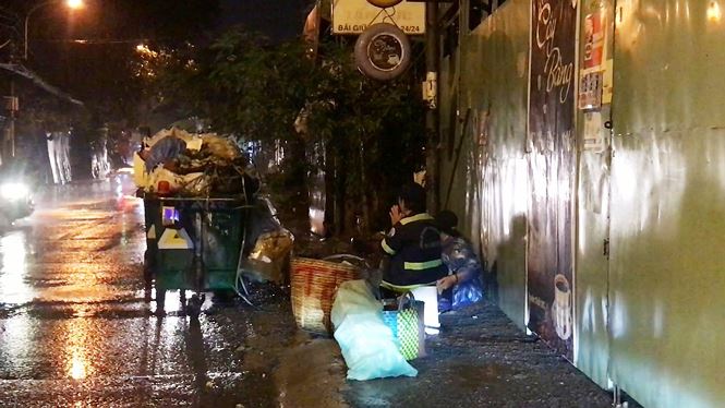 Sài Gòn ngập kinh hoàng trong cơn mưa giữa đêm