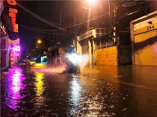 Sài Gòn ngập kinh hoàng trong cơn mưa giữa đêm