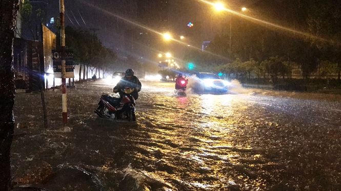 Sài Gòn ngập kinh hoàng trong cơn mưa giữa đêm