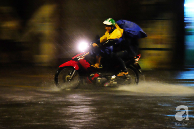 Sài Gòn: Mưa lớn kéo dài nhiều giờ, đường phố thành sông khiến xe máy, ô tô chết máy la liệt trong đêm
