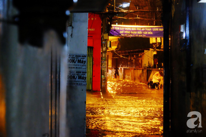 Sài Gòn: Mưa lớn kéo dài nhiều giờ, đường phố thành sông khiến xe máy, ô tô chết máy la liệt trong đêm