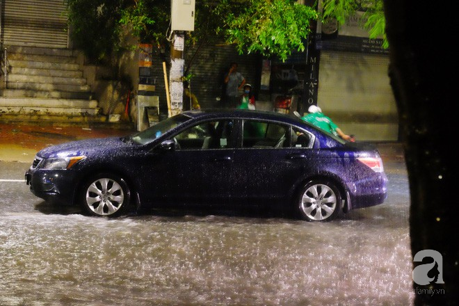 Sài Gòn: Mưa lớn kéo dài nhiều giờ, đường phố thành sông khiến xe máy, ô tô chết máy la liệt trong đêm