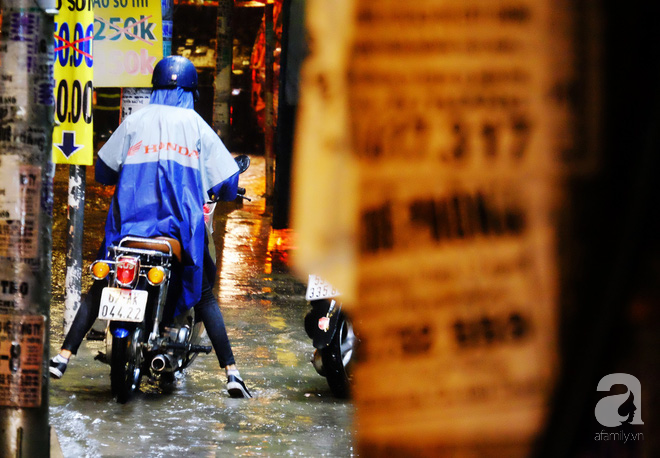 Sài Gòn: Mưa lớn kéo dài nhiều giờ, đường phố thành sông khiến xe máy, ô tô chết máy la liệt trong đêm