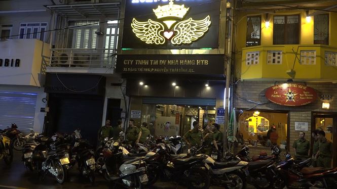 Hàng chục nữ tiếp viên mặc hở hang nhảy múa trong nhà hàng ở Sài Gòn