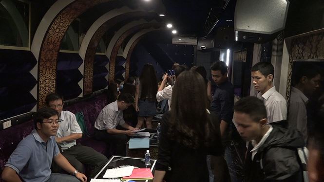 Hàng chục nữ tiếp viên mặc hở hang nhảy múa trong nhà hàng ở Sài Gòn