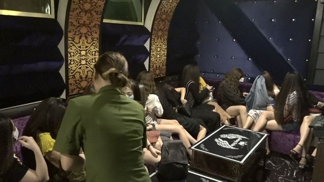 Hàng chục nữ tiếp viên mặc hở hang nhảy múa trong nhà hàng ở Sài Gòn