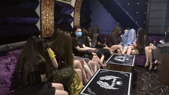 Hàng chục nữ tiếp viên mặc hở hang nhảy múa trong nhà hàng ở Sài Gòn