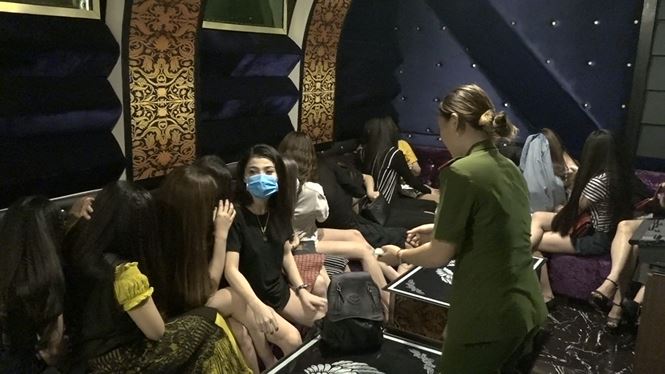 Hàng chục nữ tiếp viên mặc hở hang nhảy múa trong nhà hàng ở Sài Gòn