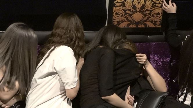 Hàng chục nữ tiếp viên mặc hở hang nhảy múa trong nhà hàng ở Sài Gòn