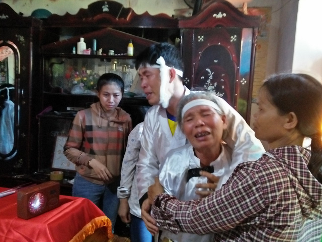 Vụ 3 mẹ con thai phụ tử vong dưới gầm xe tải: Đẫm nước mắt tiễn đưa thi thể 3 nạn nhân xấu số