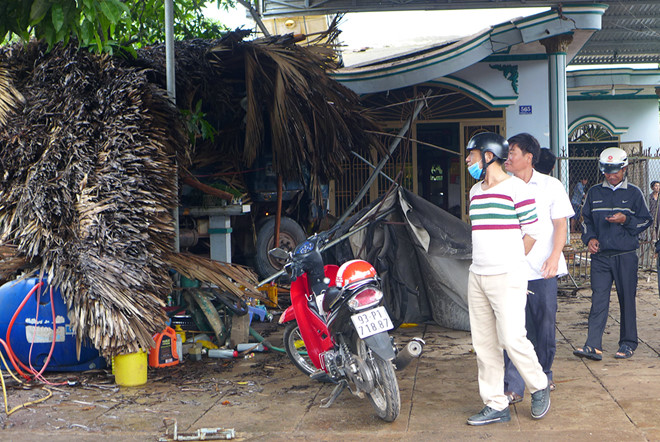 Xe tải tông sập quán cà phê, nhiều người thoát chết