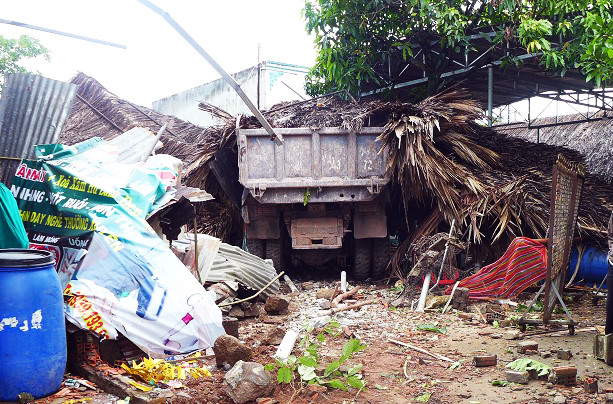 Xe tải tông sập quán cà phê, nhiều người thoát chết