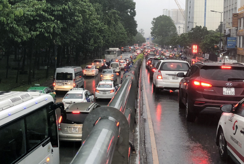 Cửa ngõ sân bay Tân Sơn Nhất kẹt cứng trong mưa ngập