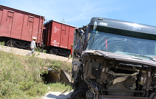 Tàu hàng đâm ôtô, đường sắt tại Nghệ An tê liệt