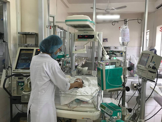 Sức khỏe thai nhi 7 tháng tuổi văng khỏi bụng mẹ sau tai nạn đang rất mong manh