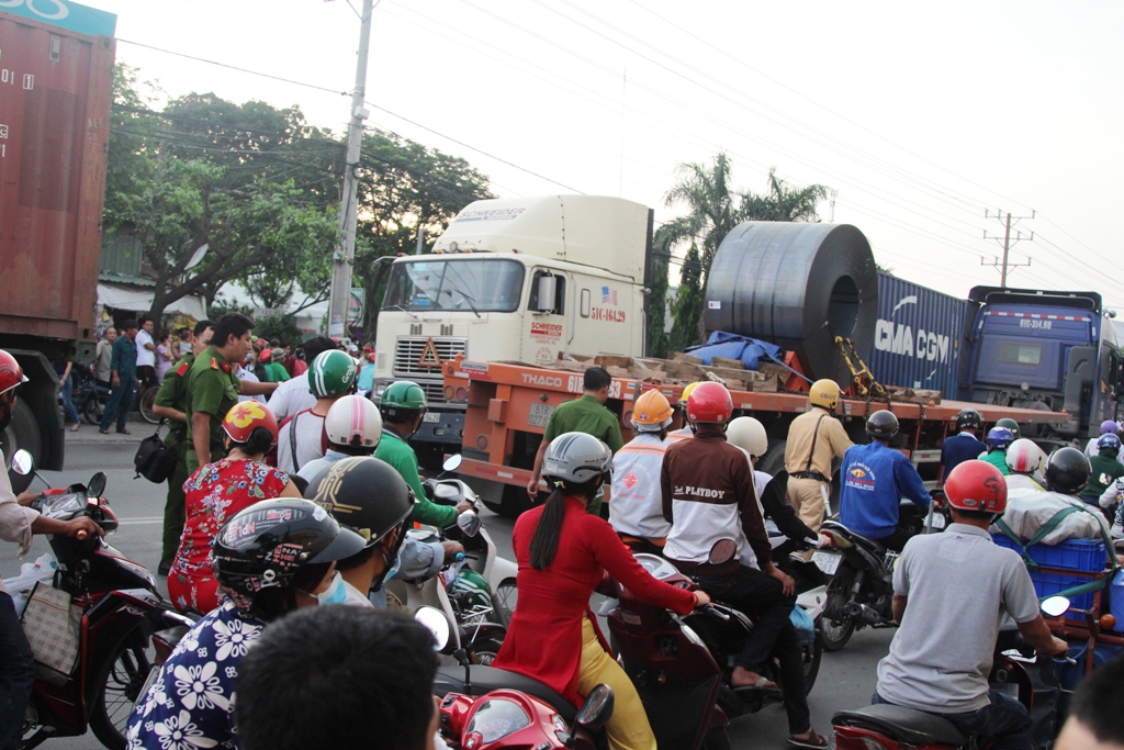 Diễn biến mới nhất vụ hai mẹ con thai phụ lọt gầm xe tải: Người mẹ đã tử vong