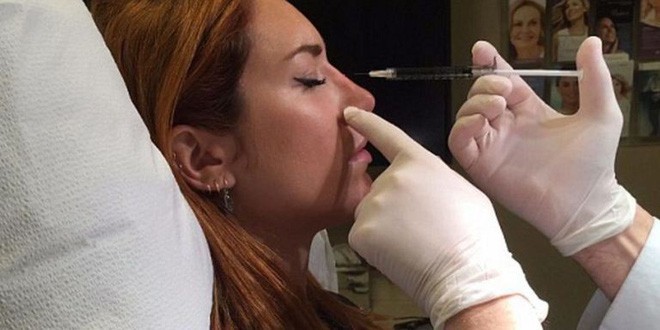 Clip tiêm Filler vào mũi sau đó bóp nặn thành dáng cao dài thẳng tắp đang được nhiều chị em chia sẻ vì... quá đáng sợ