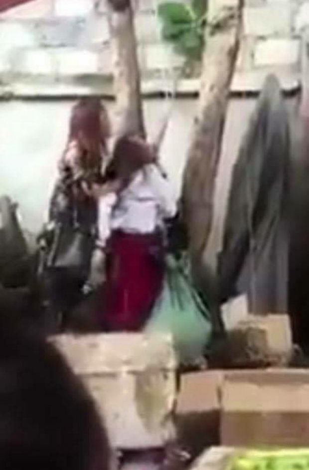 Trộm món hàng đồng giá 39.000 đồng, một phụ nữ mang thai bị cột tóc ở gốc cây rồi đánh dã man