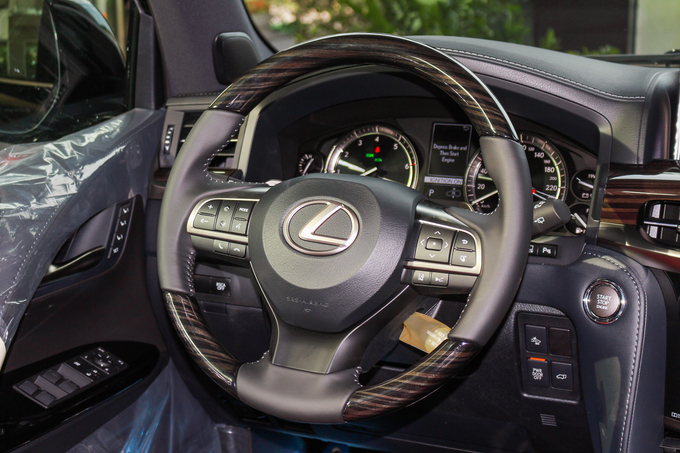 Lexus LX570 Super Sport giá gần 10 tỷ tại Việt Nam