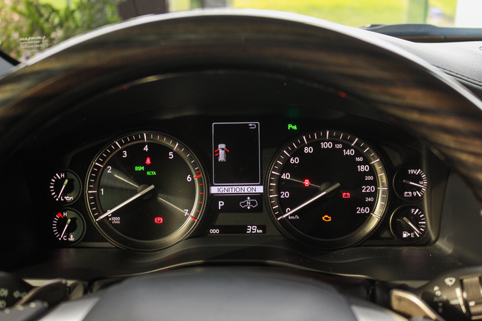 Lexus LX570 Super Sport giá gần 10 tỷ tại Việt Nam