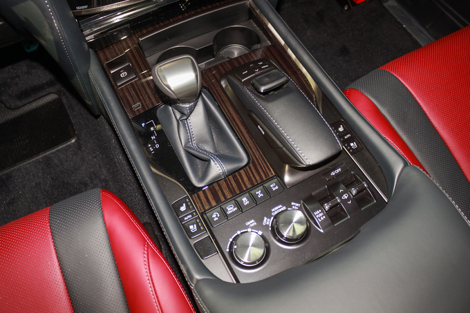 Lexus LX570 Super Sport giá gần 10 tỷ tại Việt Nam