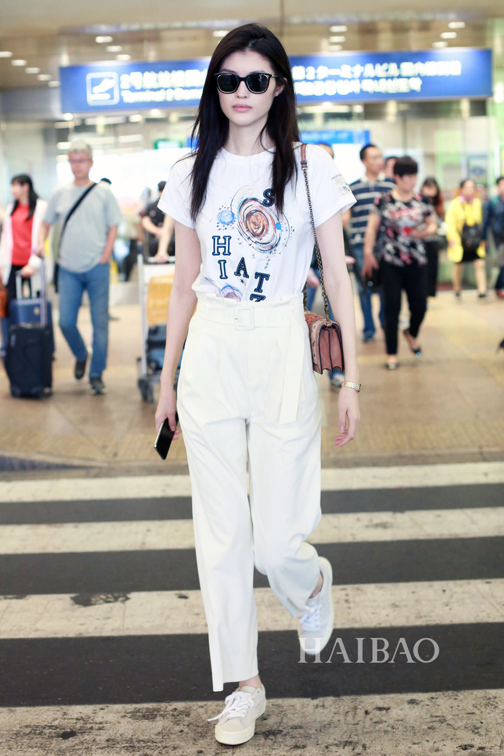 Áo thun trắng - món đồ không thể thiếu ngày nắng nóng