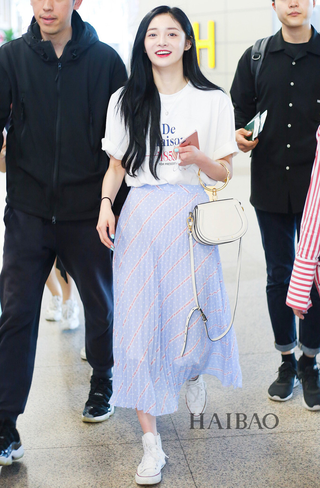 Áo thun trắng - món đồ không thể thiếu ngày nắng nóng