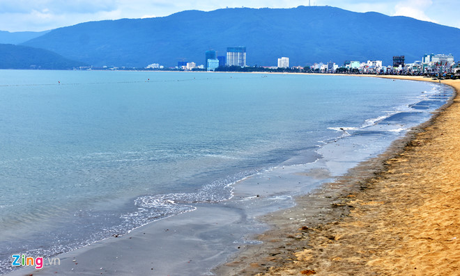 Bùn, rác thải nhuộm đen bãi tắm Quy Nhơn