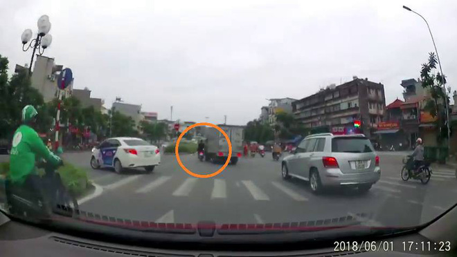 Video: Hai thanh niên không đội mũ bảo hiểm, bốc đầu xe máy, bị ô tô tải quệt văng vào dải phân cách bên đường