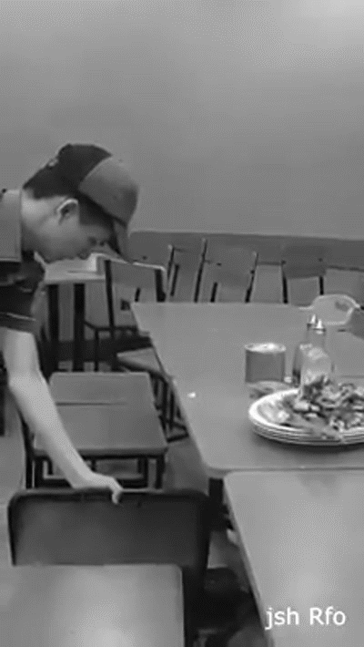 Tội cho chàng trai ấy: Nỗ lực dọn dẹp lắm nhưng vẫn hậu đậu làm đổ bể hết chén bát ở phút thứ 89!