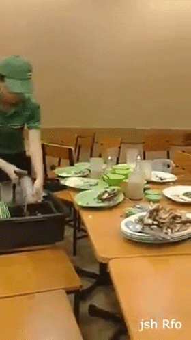 Tội cho chàng trai ấy: Nỗ lực dọn dẹp lắm nhưng vẫn hậu đậu làm đổ bể hết chén bát ở phút thứ 89!