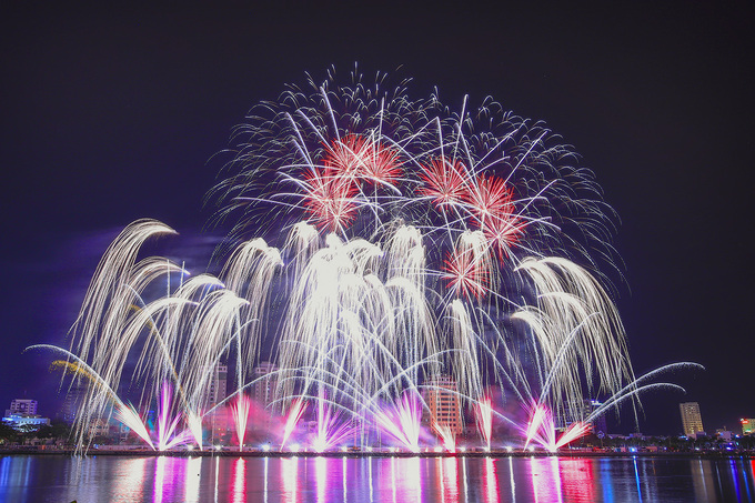 Hong Kong trình diễn pháo hoa trên nền nhạc Việt Nam